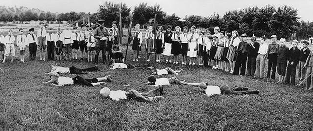 Школьники на занятиях по военному делу, Москва, август 1942 годаФото: ТАСС