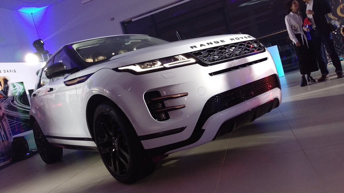 Функция «прозрачный капот» берет картинку с фронтальной камеры на самом носу автомобиля и с двух камер в корпусах боковых зеркал, «сшивает» из этих изображений полотно полусферического обзора вперед и выводит на экран мультимедийки, помогая водителю как бы сквозь капот видеть все происходящее перед бампером автомобиля. Дистанция видимости — 8,5 м, а ширина сектора обзора — 15 м. Эта функция работает лишь на скорости до 30 км/ч.