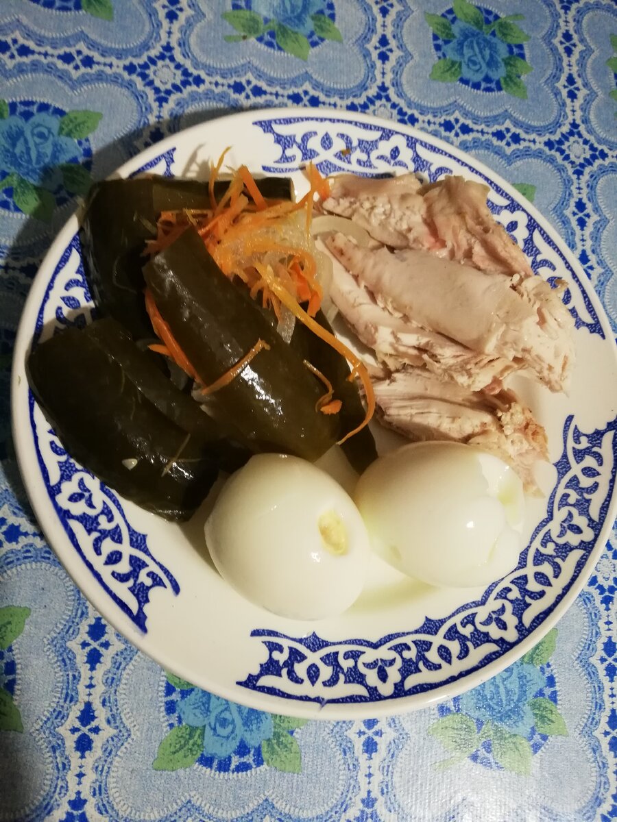 Два яйца,  куриная грудка запеченная в духовке, салат из маринованных огурцов и моркови с луком.