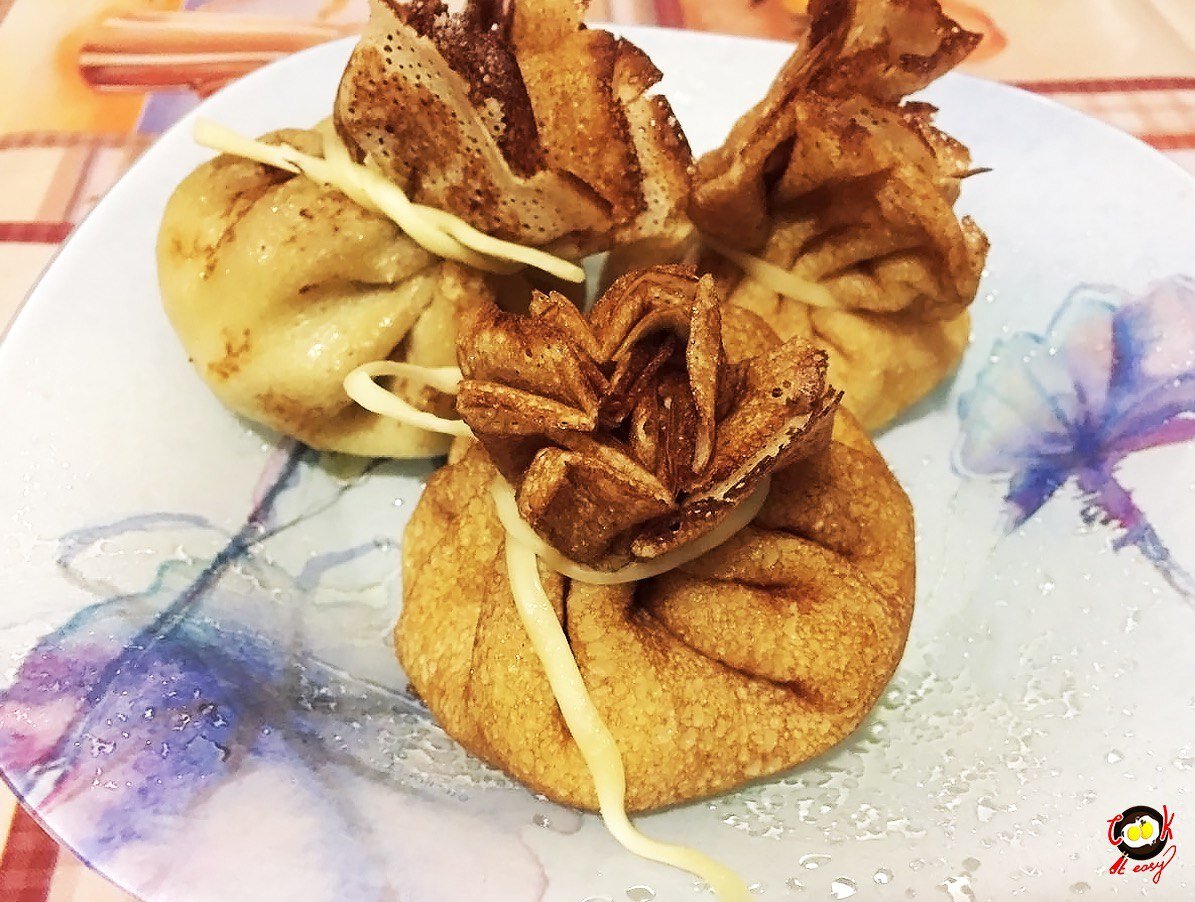 Мешочки из блинчиков с начинкой из индейки