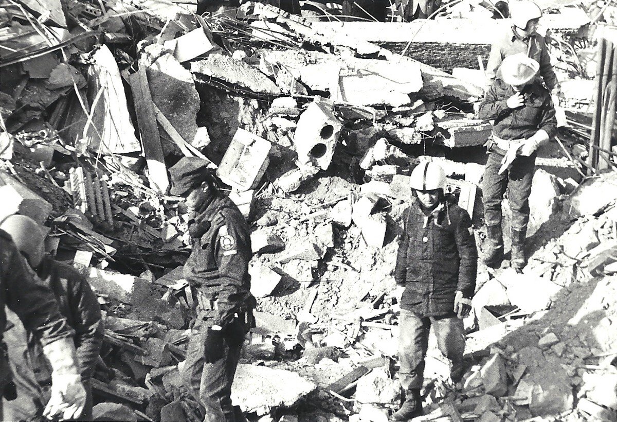 Спасатели на руинах разрушенных зданий в Армении. Источник: Wikimedia Commons.