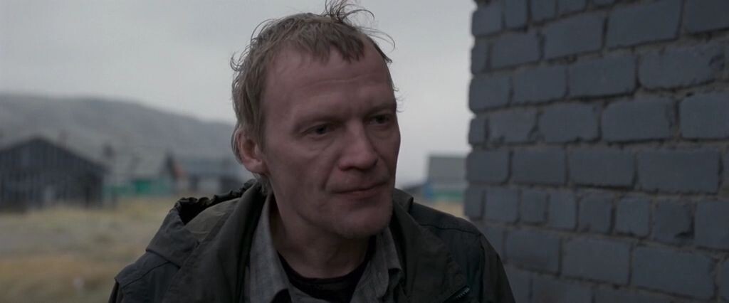 В общем-то "бухое лицо" - это знамя его роли, не расстраивайтесь, вам на него смотреть придётся больше двух часов.