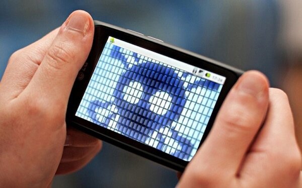 При отсутствии защиты и контроля смартфон может стать источником угрозы для своего хозяина