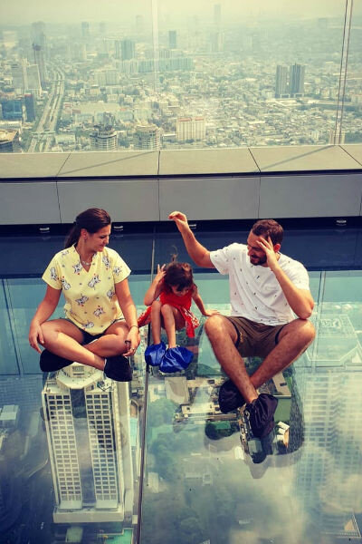 «Я очень благодарна мужу за его поддержку, очень его за это люблю. А вот дети о том, чем я занимаюсь не знают. Точнее так, дочь знает, что я помогаю людям, провожу семинары, пишу книги. Но не догадывается, чем конкретно я занимаюсь. Передачи с моим участием дети не смотрят, они еще слишком маленькие для этого», — подчеркнула ведьма.Ведьма часто путешествует вместе с мужем и детьми // Фото: Instagram