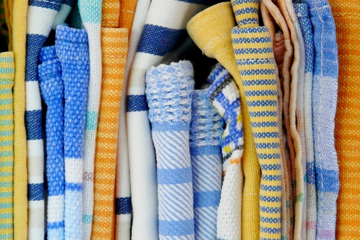 Полотенце неприятный запах. Ткань свитера. Грязное кухонное полотенце с пятнами. Какие полотенца самые лучшие. Экспорт тканей текстиля из России.