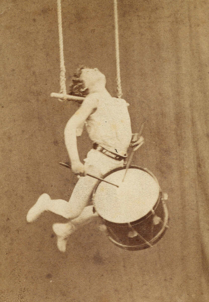 Эль Ниньо Фарини с номером «Летающий барабанщик». На фотографии второй половины 19 века ему 10 лет. Фото с сайта Музея Виктории и Альберта