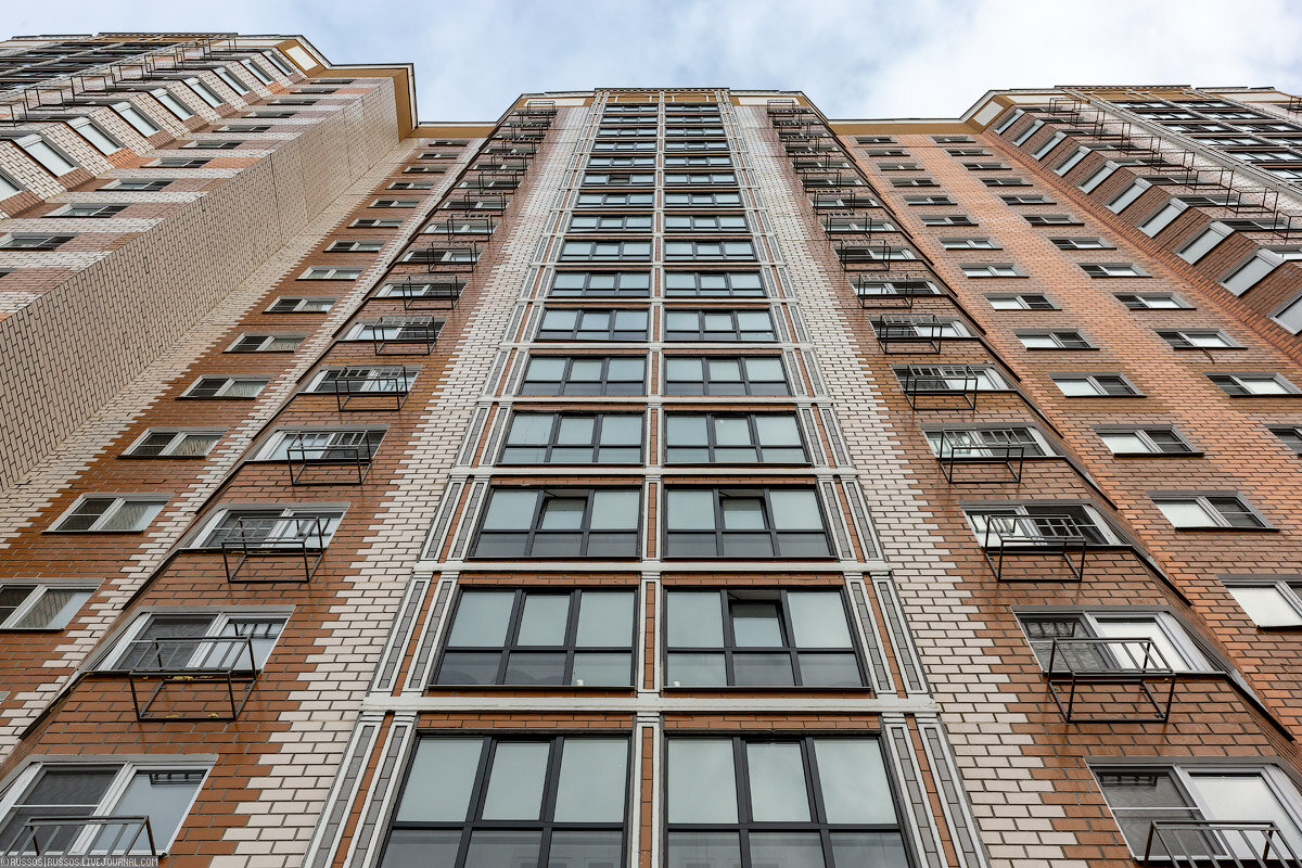 1.  Дом сооружен по типовому проекту панельной серии И-155Мн. Фасад внешне  очень сильно отличается в лучшую сторону от старых панелек, которыми  застроили все Бутово или Митино.

