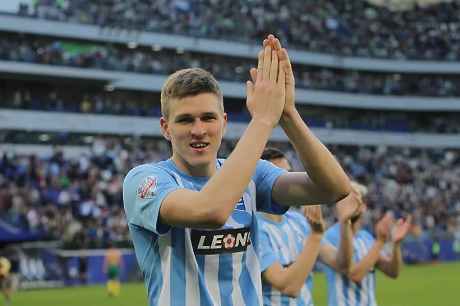 21 год,женат, у него есть сын, он вызывается в молодежную сборную России, играет в основе Самарского клуба «Крылья Советов» - Александр Соболев.  Выходец футбольного клуба "Динамо Барнула",начал свою карьеру как и многие футболисты с низших дивизионов страны .