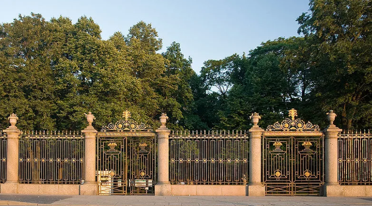 Ограда и ворота северного входа в Летний сад со стороны Невы. Фото https://topdialog.ru/2013/05/31/