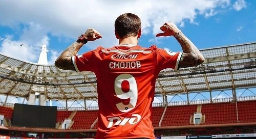 

Переезд Смолова в «Локомотив» получился неудачным для всех. Сумма трансфера оценивалась в 9 миллионов евро (да и зарплата у Фёдора кусачая – 3.1 миллиона евро по нашим меркам не шутки, с ней Смолов входит в топ-10), а уже зимой оказалось, что по итогам правления Геркуса в клубе образовалась финансовая дыра. 
