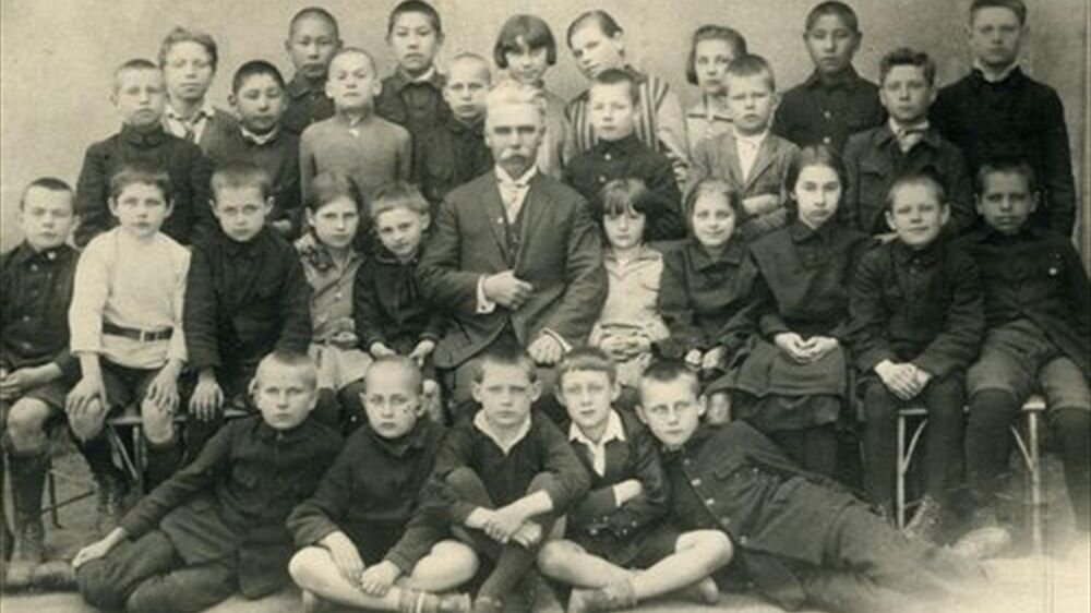 Прага, 1926 год. Георгрий Быкадоров сидит на скамейке, первый слева - Other Agency