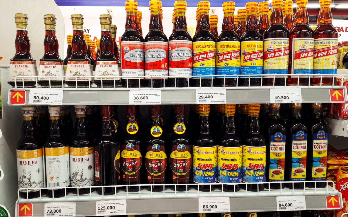 Рыбный соус вьетнамский vi hua. Рыбный соус из тухлой рыбы. Вьетнамский соус из тухлой рыбы. Вьетнамский рыбный соус нуок мам. Знаменитого вьетнамского рыбного соуса.