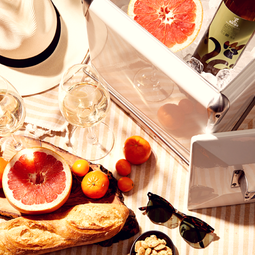 Все любят, когда летом тепло и солнечно. Но теплое вино никому не по вкусу. Как сохранить вино прохладным в жаркую погоду? Вот что советует портал Vivino.