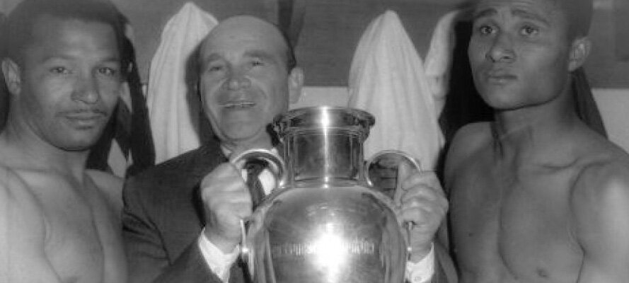 Мариу Колуна, Бела Гуттманн и Эйсебио после победы в Кубке Европейских чемпионов.