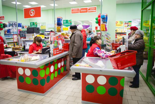 Картинка с кассами унесена с Пикабу. С этих касс никто не встанет и не убежит на другую. Пока. 