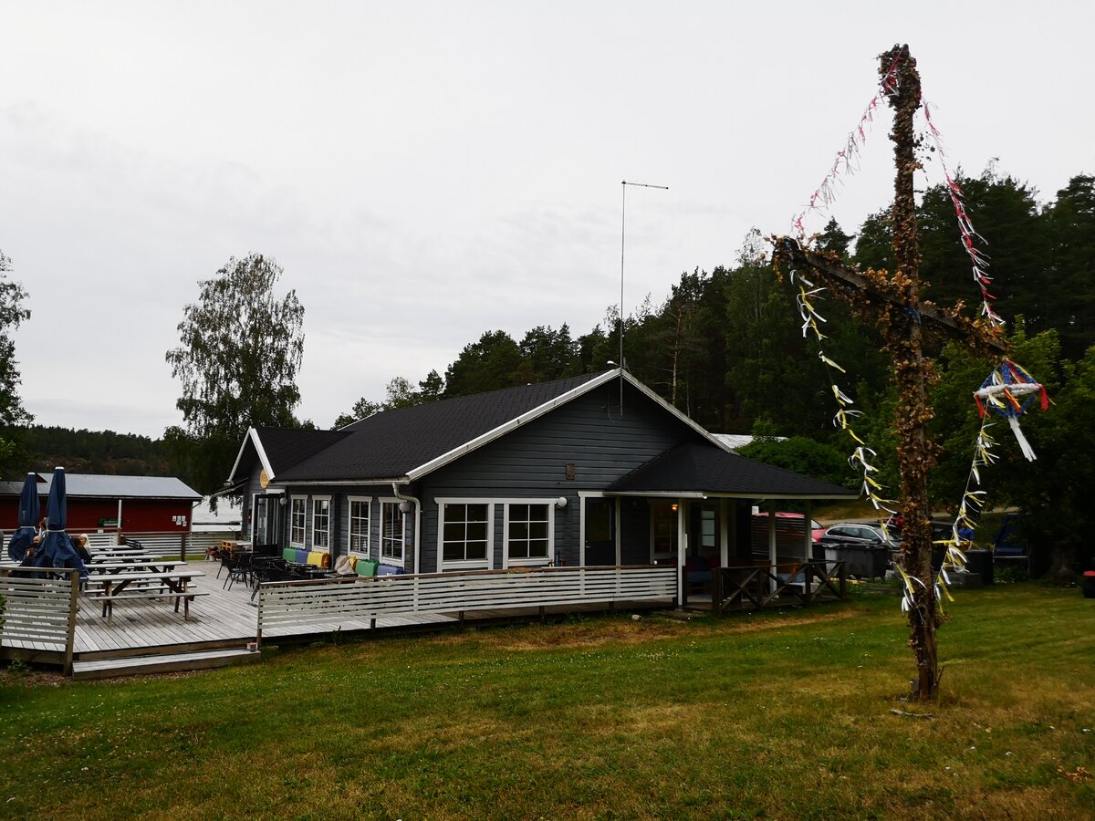 Крест остался после Юханеса, почему-то не сожгли
 