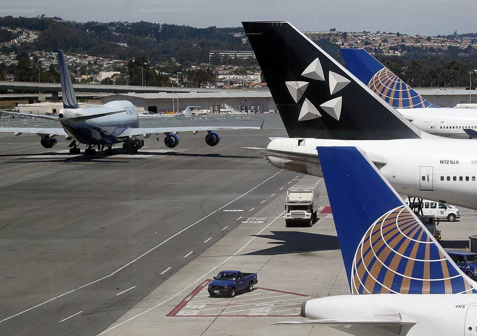 Помимо других воздушных судов, очень много другой вспомогательной техники передвигается по летному полю
