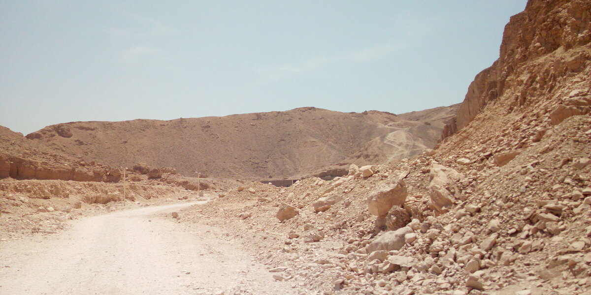Вокруг каменистые горы. Вид из Западной Долины. Фото автора