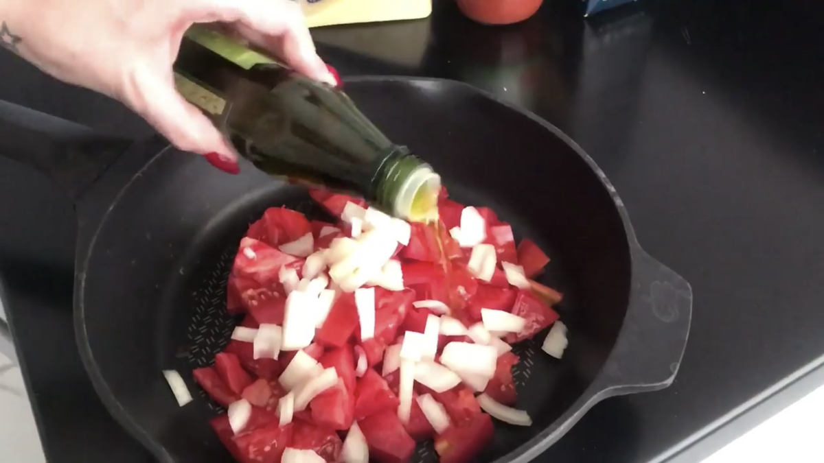 Обжариваем овощи на оливковом масле, добавляем специи 