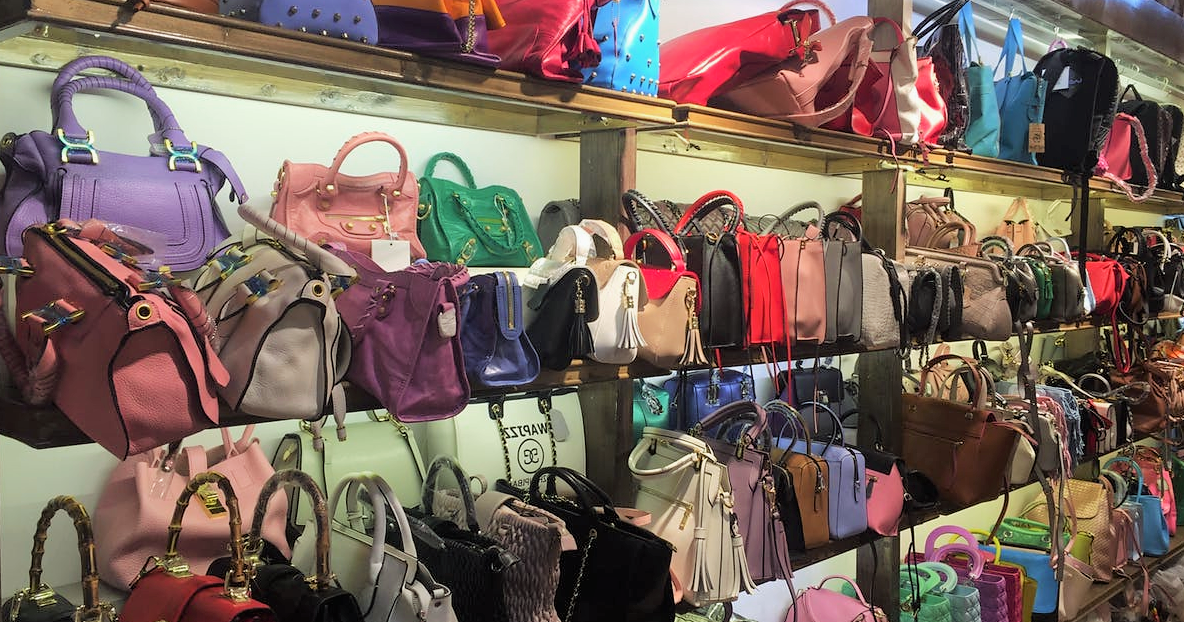 витрина для сумок. стеллаж для сумок. некачественные сумки. можно ли сдать сумку в магазин. можно ли сдать сумку в магазин.