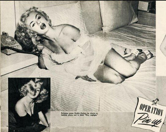  " Королева мюзиклов демонстрирует свои чары в черном в "фото-неглиже"