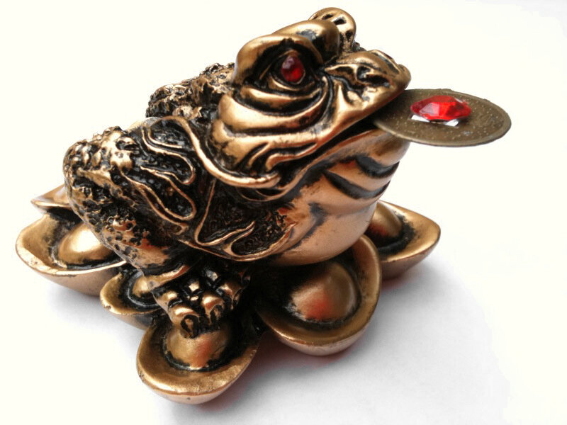 Покупая амулет, обязательно обратите внимание, не приклеили ли монетку ко рту жабы. Она не должна быть там закреплена. Но есть и исключение: такая фигурка будет полезной для людей, не умеющих контролировать собственные расходы. Иногда во рту жабы может находится сразу 3 монеты, а иногда – ни одной. При таком раскладе, внутри её рта должно присутствовать отверстие, в которое вы сможете её вставить. Важно и то, чтобы монета была развернута иероглифами кверху.