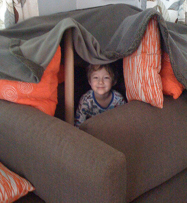 Дом или шалаш из подушек - для детей одна из самых больших игровых радостей. Постройте домик из подушек у себя дома, и вы убедитесь сами, сколько счастья будет на лице вашего ребенка.
