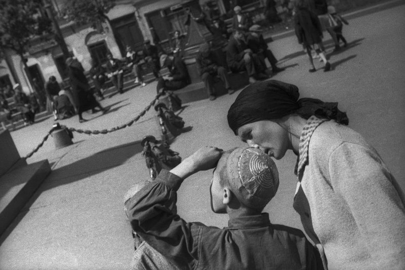 Женщина и мальчик
Михаил Прехнер, 1932 - 1935 год, г. Москва,  Тверской бул., МАММ/МДФ.