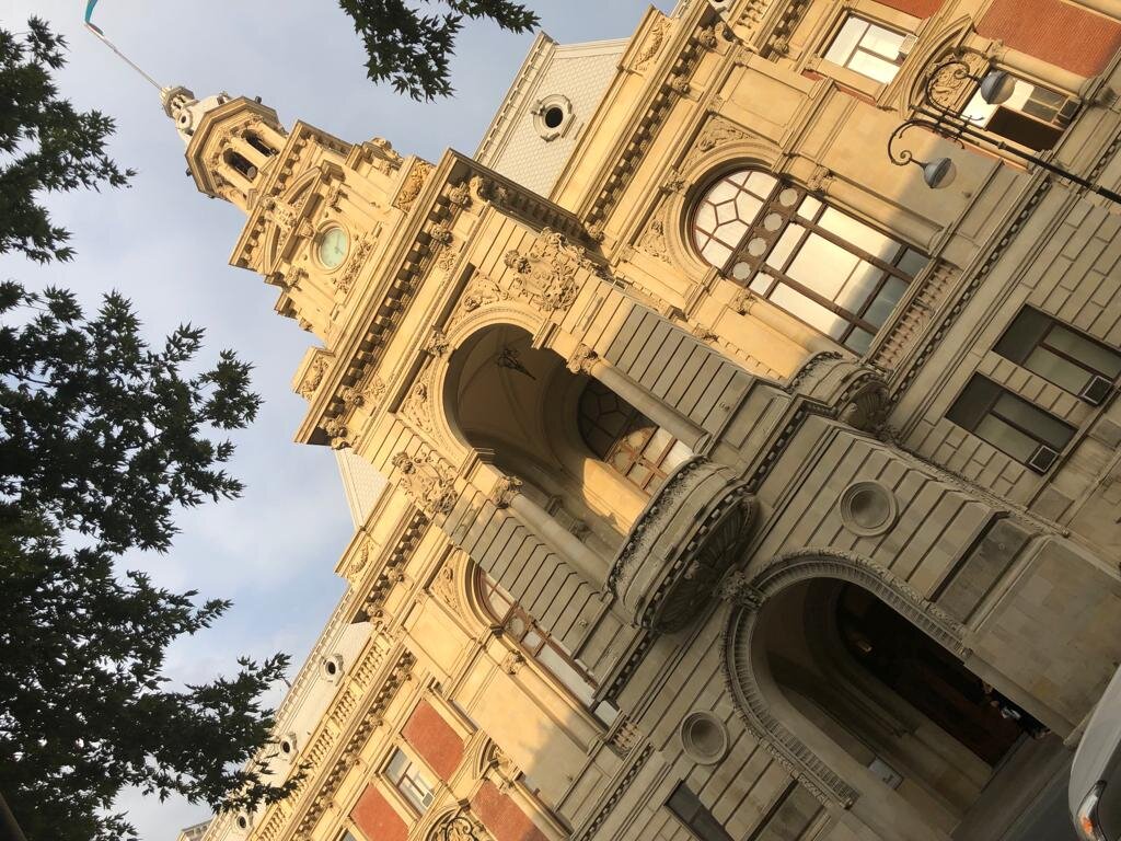 Это не в старом городе, но недалеко от него, на улице İstiqlaliyyət