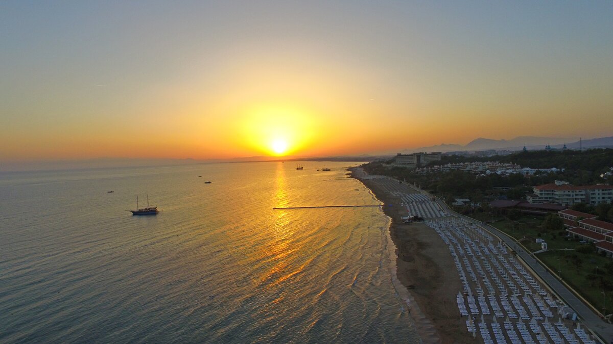 На фото: закат в Сиде, пляж отельного комплекса Barut Cennet и Acanthus 