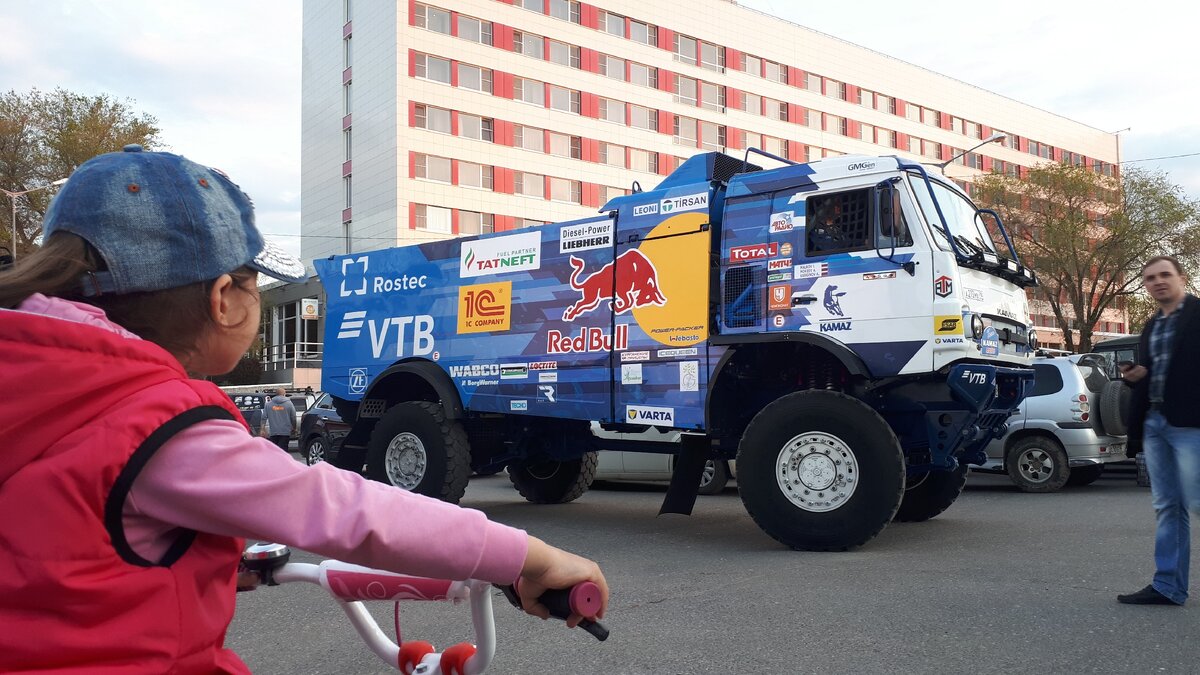 Дочка тоже любит автомобили