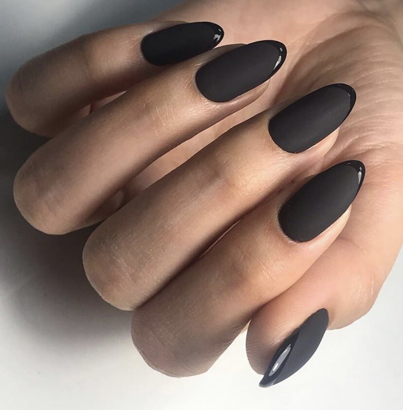 Черный матовый маникюр с черным глянцевым френчем на миндальных ногтях