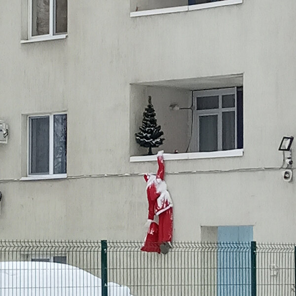 Висит как живой. Фото автора.