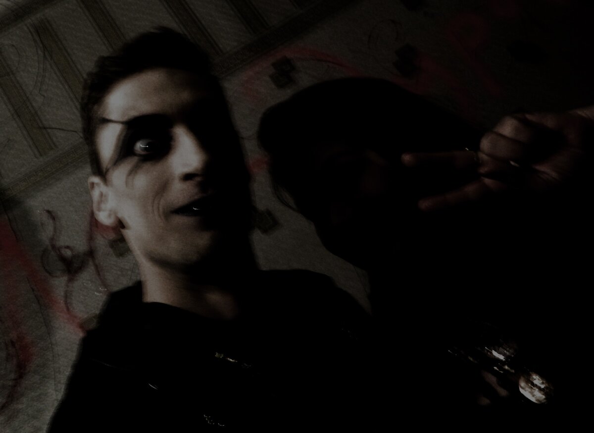 Богдан Чайковский и кто-то из группы (изображение из сети интернет)