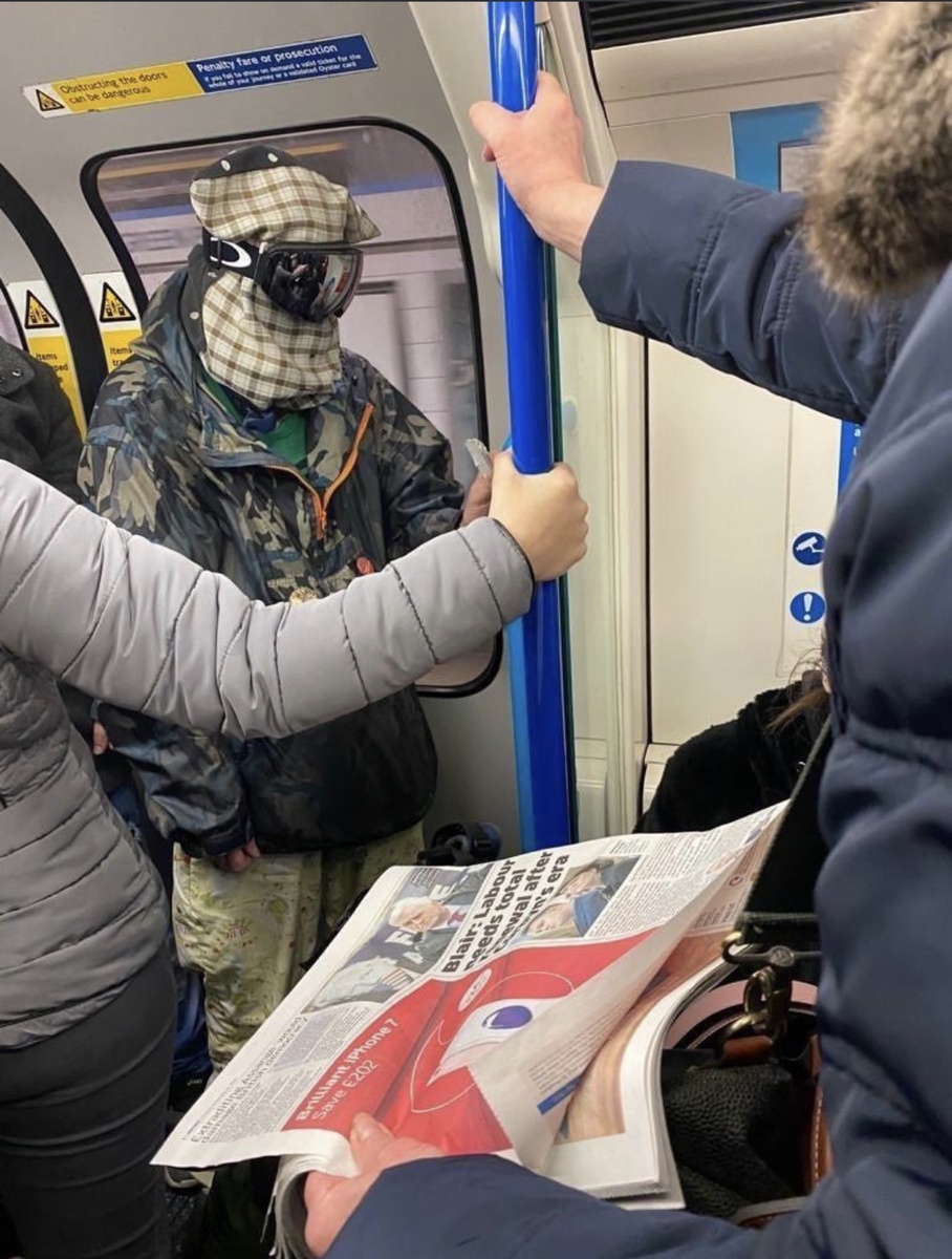 в лондонской электричке на работу