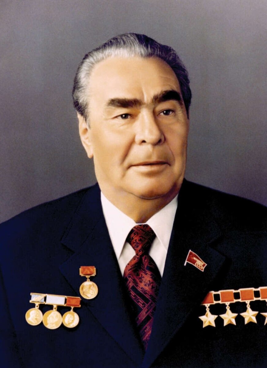 Леонид Ильич Брежнев - советский государственный деятель, с 1964 по 1982 годы занимал высшие руководящие должности в СССР, был генеральным секретарем ЦК КПСС.

Леонид Ильич родился 19 декабря 1906 года (по другим данным 1 января 1907 года) в селе Каменское Екатеринославской губернии. Сейчас Каменское - город в Днепропетровской области Украины.