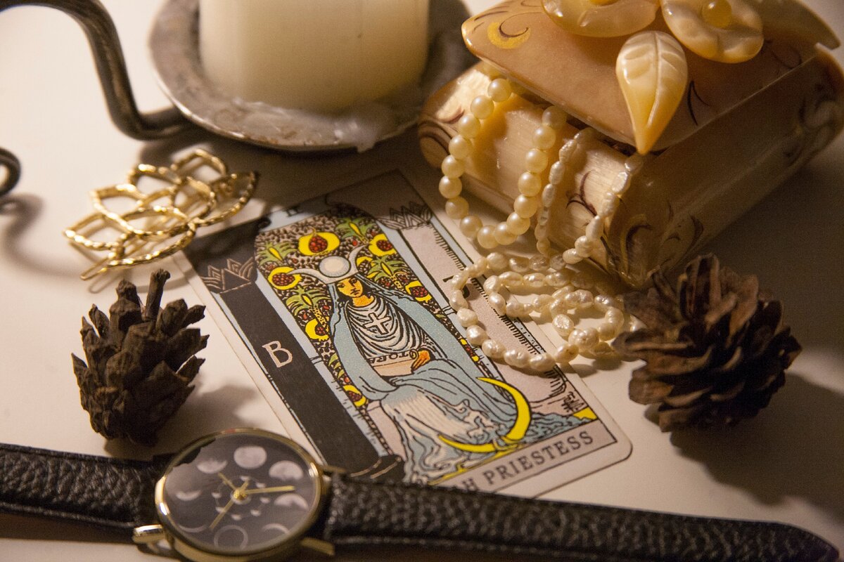 Иногда и Жрица обозначает уединение, нахождение в одиночестве