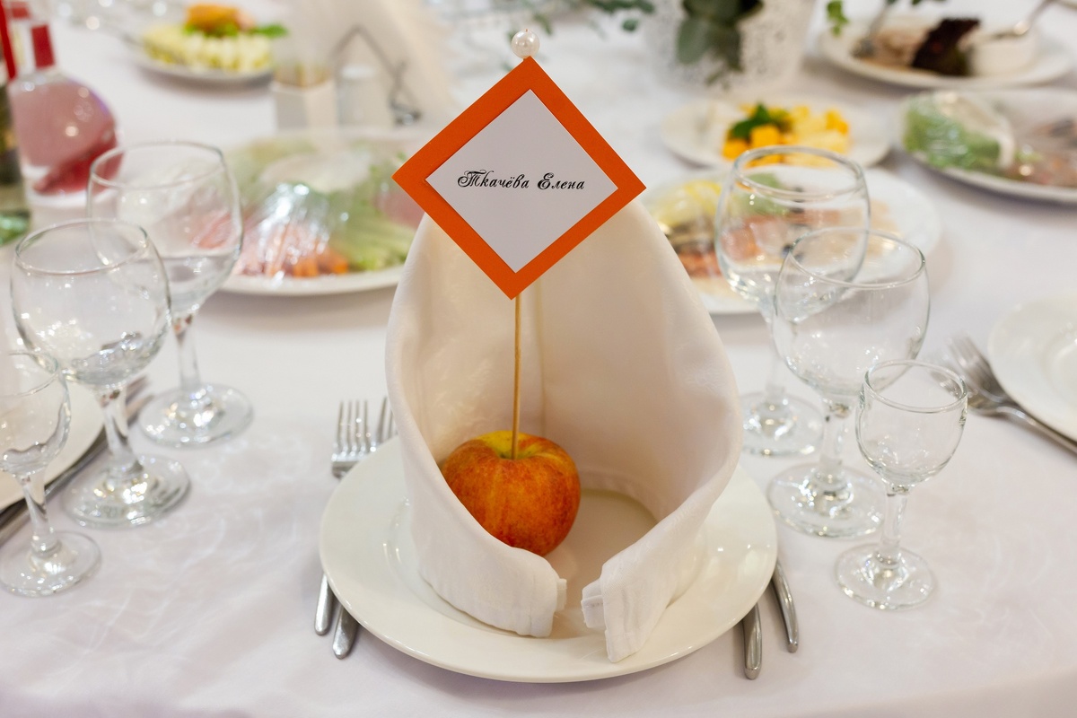 Пример легкого декора для осенней свадьбы.