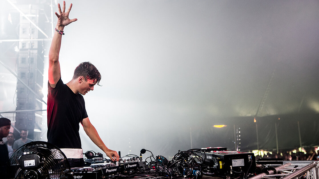 Красивая девушка в наушниках. Музыка фото. Наушники для девушек. Девушка в наушниках диджей. Красивая девушка диджей.