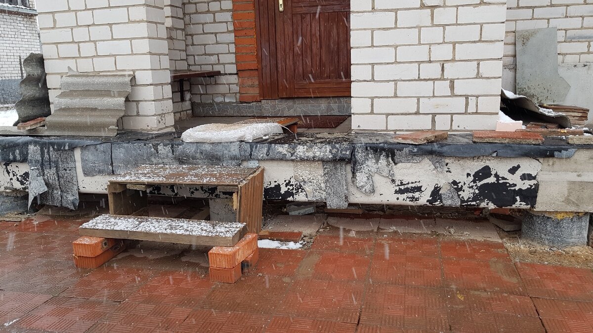 Вид с фронта, на зиму фундамент укрыл рубероидом, фото сделано 01.04.2020