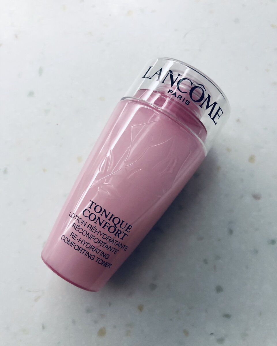 Тоник должен смывать остатки косметики с лица после умывания. 
