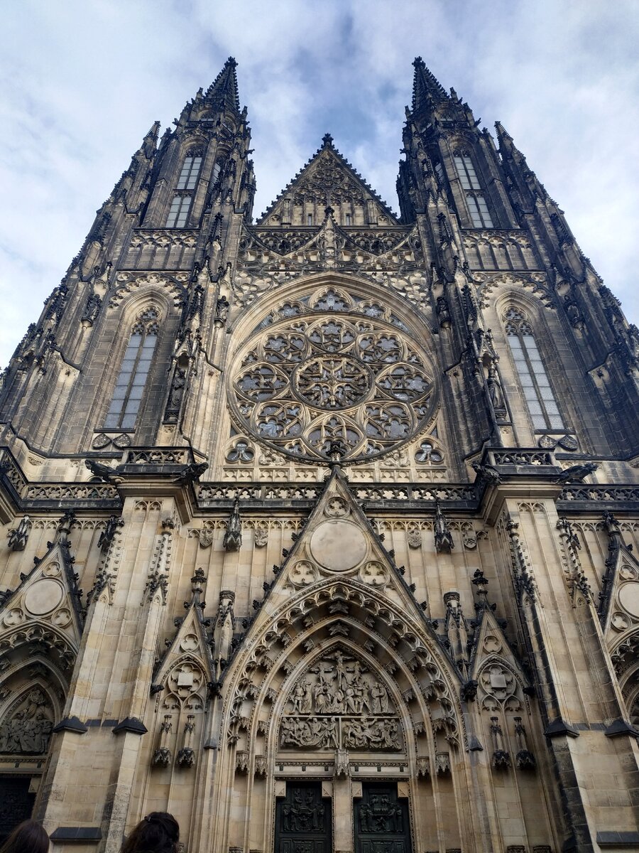 Пра́жский Град -важнейшая достопримечательность Праги. Площадь больше 7га. Тут-же находится резиденция президента, внесен в список ЮНЕСКО и Книгу рекордов Гиннеса.   
