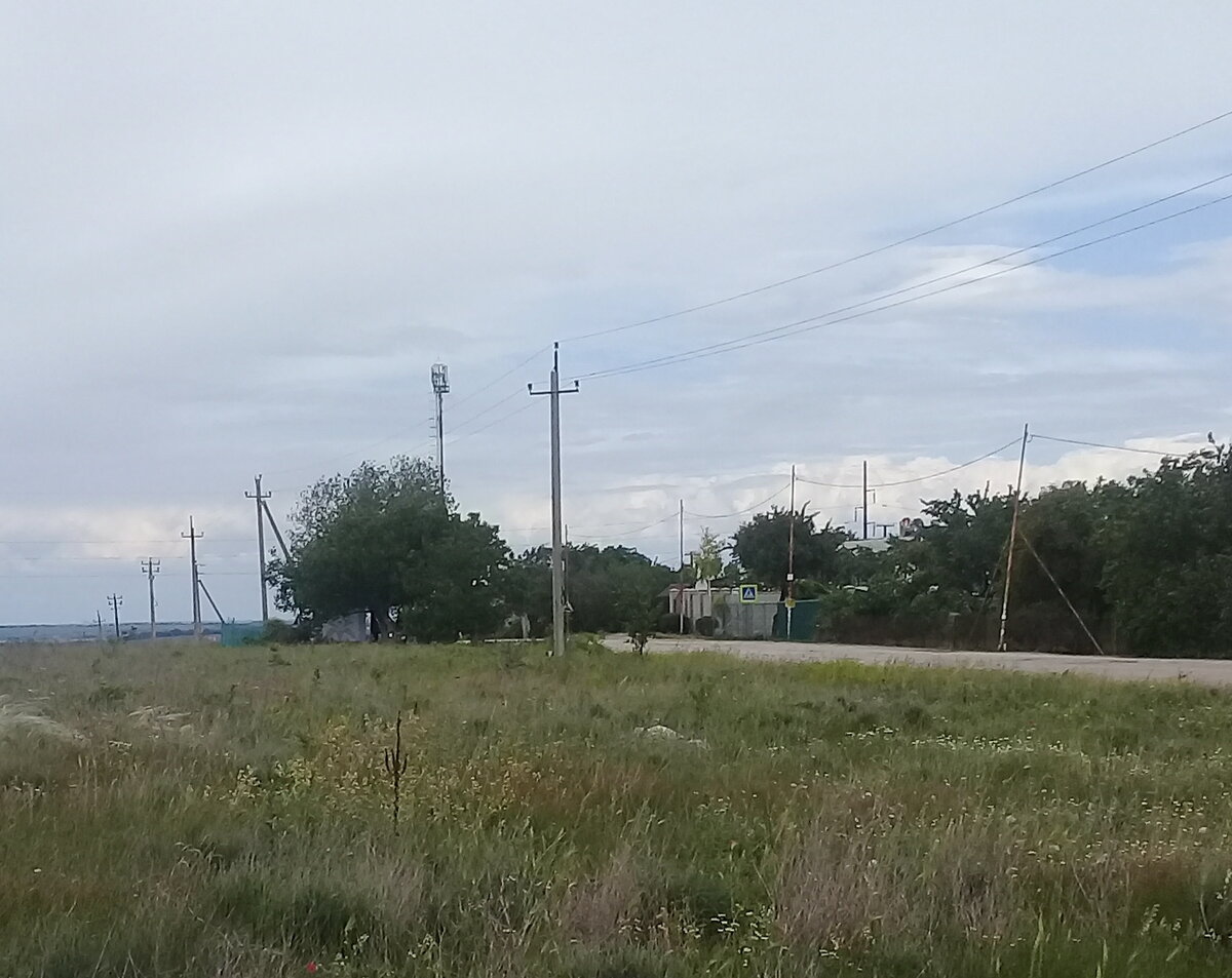 Нет тут никаких столбов. Только старые. И им уже недолго осталось. Ждёт село блэкаут.