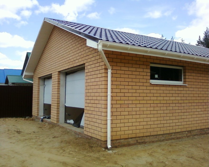 кирпич – эстетичный материал, который может обойтись и без дополнительной внешней отделки.