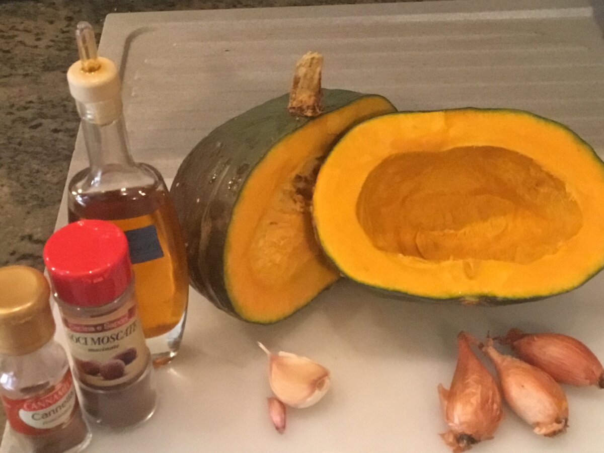 Я не помню  как называется этот сорт. Кажется “Tonda (тОнда значит круглая). Тыковки  мельче чем Марина и кожица не морщинистая. Мне нравится цвет. На этом фото присутствуют и другие ингредиенты соуса: лук, чеснок, пикантное масло из красного перца, молотые мускатный орех и корица.