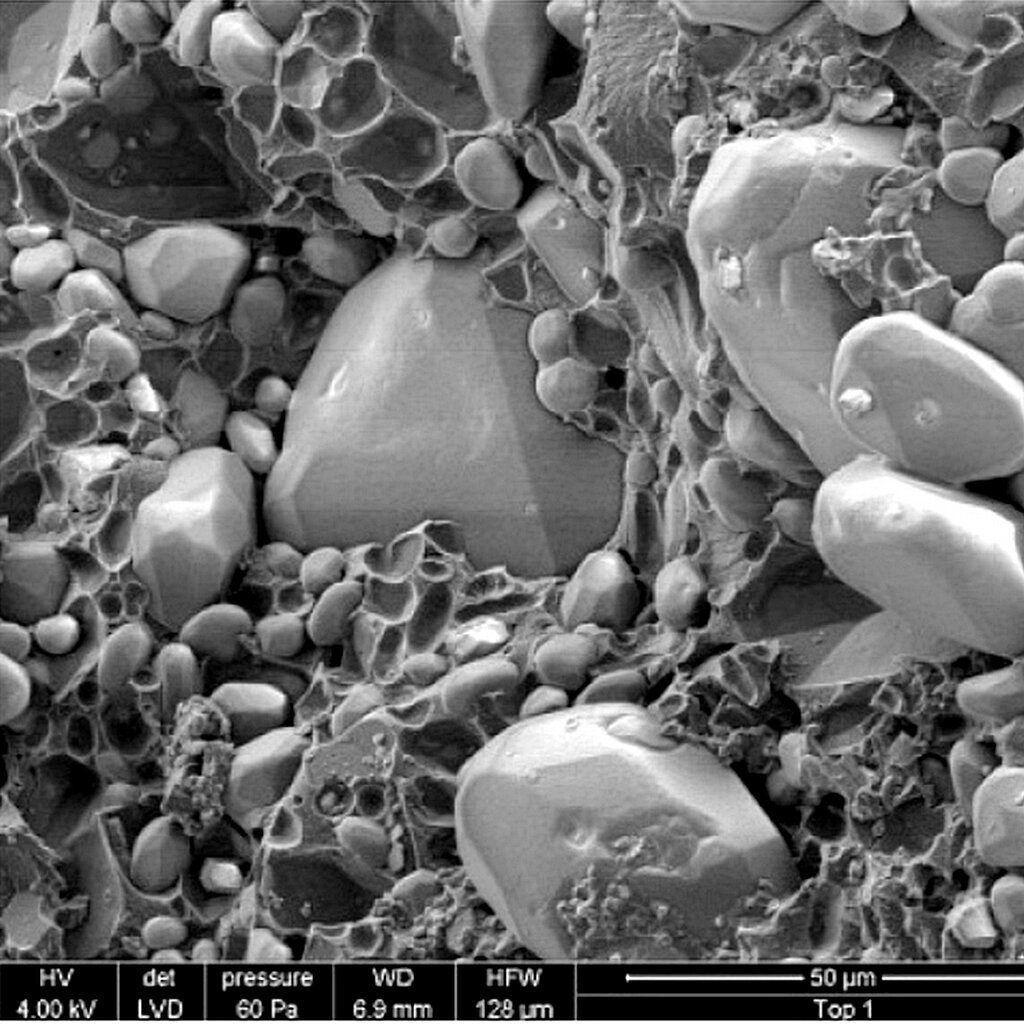 Структура пороха, напечатанного на 3D-принтере под микроскопом