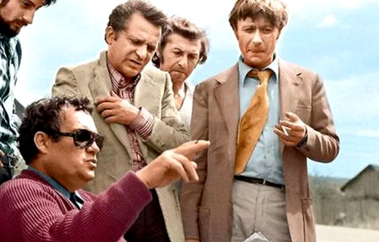 Эльдар Рязанов с актерами. Рабочий момент со съемок картины "Невероятные приключения итальянцев в России". Фото для иллюстрации, источник: vobjektive.ru