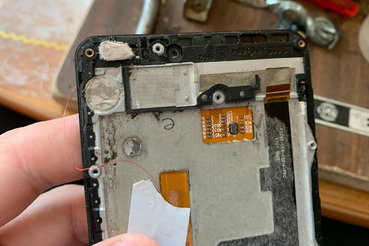 Сняв плату с разъемом я увидел бумажку, подложенную под него.