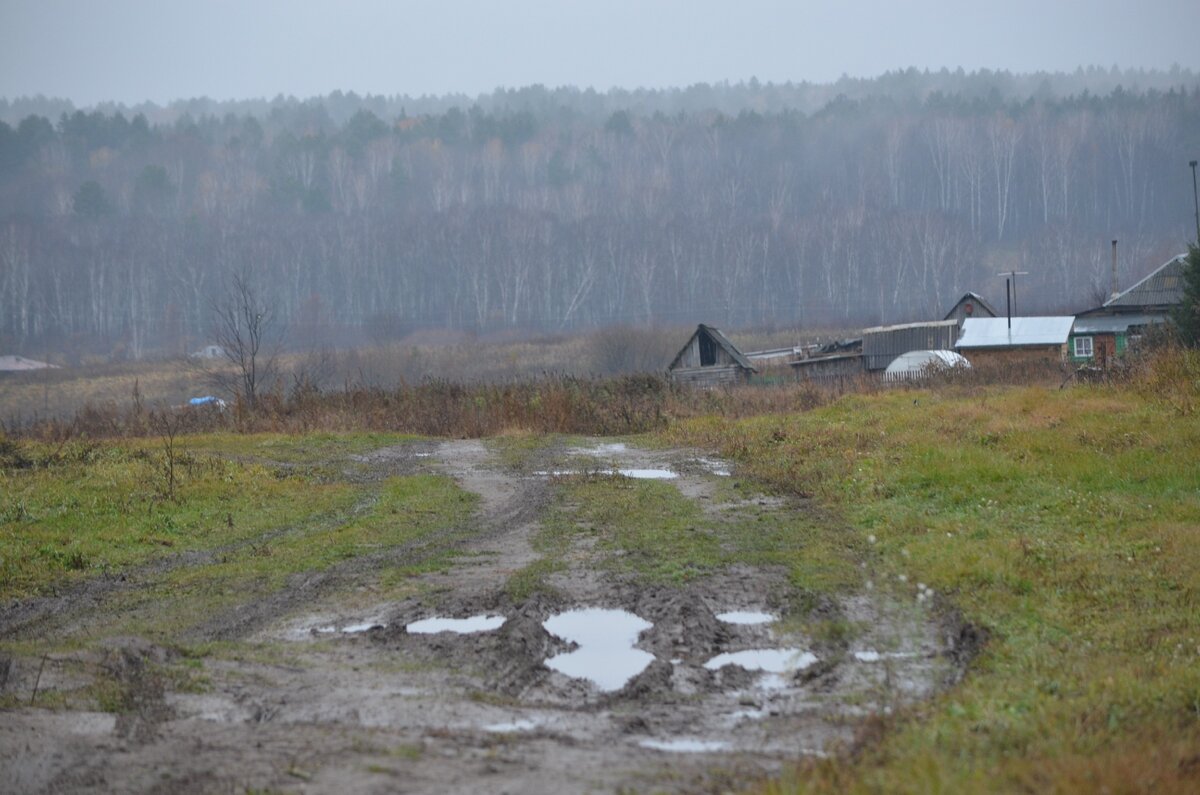 Дорогу в деревне развезло. Фото автора