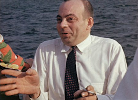 Автор «Маленького принца» в лодке на озере близ Монреаля (Канада). Стоп-кадр съёмки в мае 1942 года.